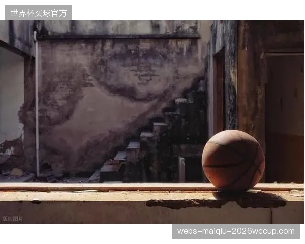 两名边后卫的插上将丰富比利时的进攻套路，但其身后空档的防守问题需体系弥补。